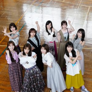 日向坂46一期生全員集合「同窓会」をテーマに巻頭グラビアを飾る