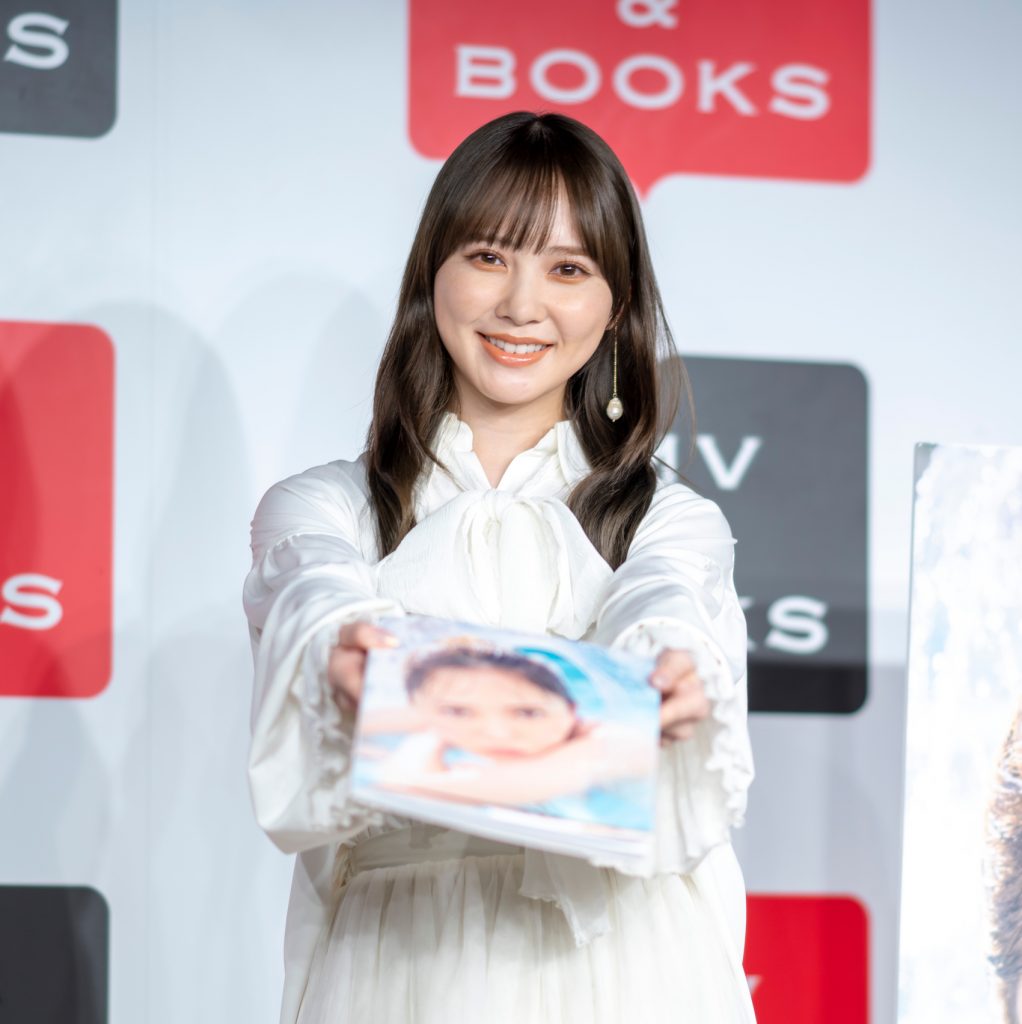 1st写真集「 ＃会いたい 」出版記念取材会に出席した加藤史帆