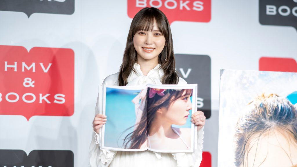 1st写真集「 ＃会いたい 」出版記念取材会に出席した加藤史帆