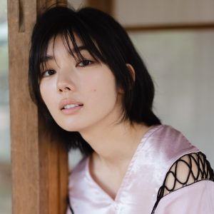 櫻坂46藤吉夏鈴、商店街で買い物＆部屋でくつろぐ…生活感を感じられるグラビアショット