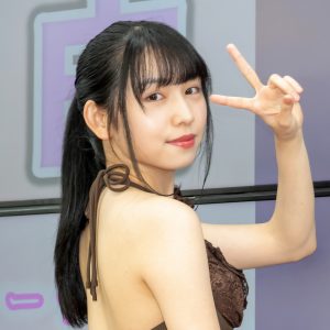 グラビアアイドル早川真由、母から借りた“思い出の水着”姿で登壇