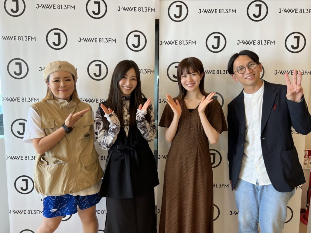 左からナビゲーターの藤原しおり、潮紗理菜・松田好花(日向坂46)、佐藤満春