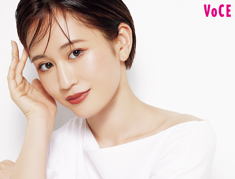 「VOCE」8月号に登場する前田敦子