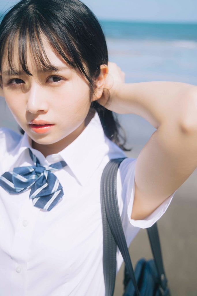 日向坂46上村ひなの1st写真集「そのままで」より髪をまとめるしぐさが大人っぽい制服ショット