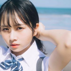 日向坂46上村ひなの、大人っぽい表情の制服姿を披露…ソロ写真集より先行カット第2弾到着