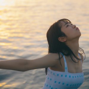 日向坂46上村ひなの1st写真集より大人なキャミソールワンピース姿の新カット解禁