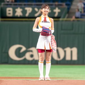 “ミス週刊少年マガジン”斉藤里奈、始球式に挑戦「真っすぐ投げられてよかった」