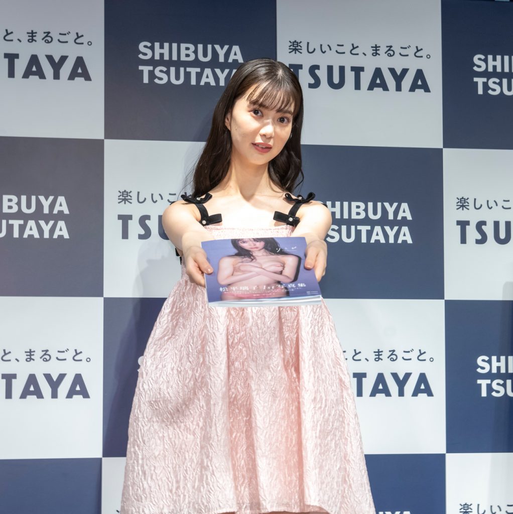 1st写真集「りこぴ」発売記念取材会に出席した松平璃子