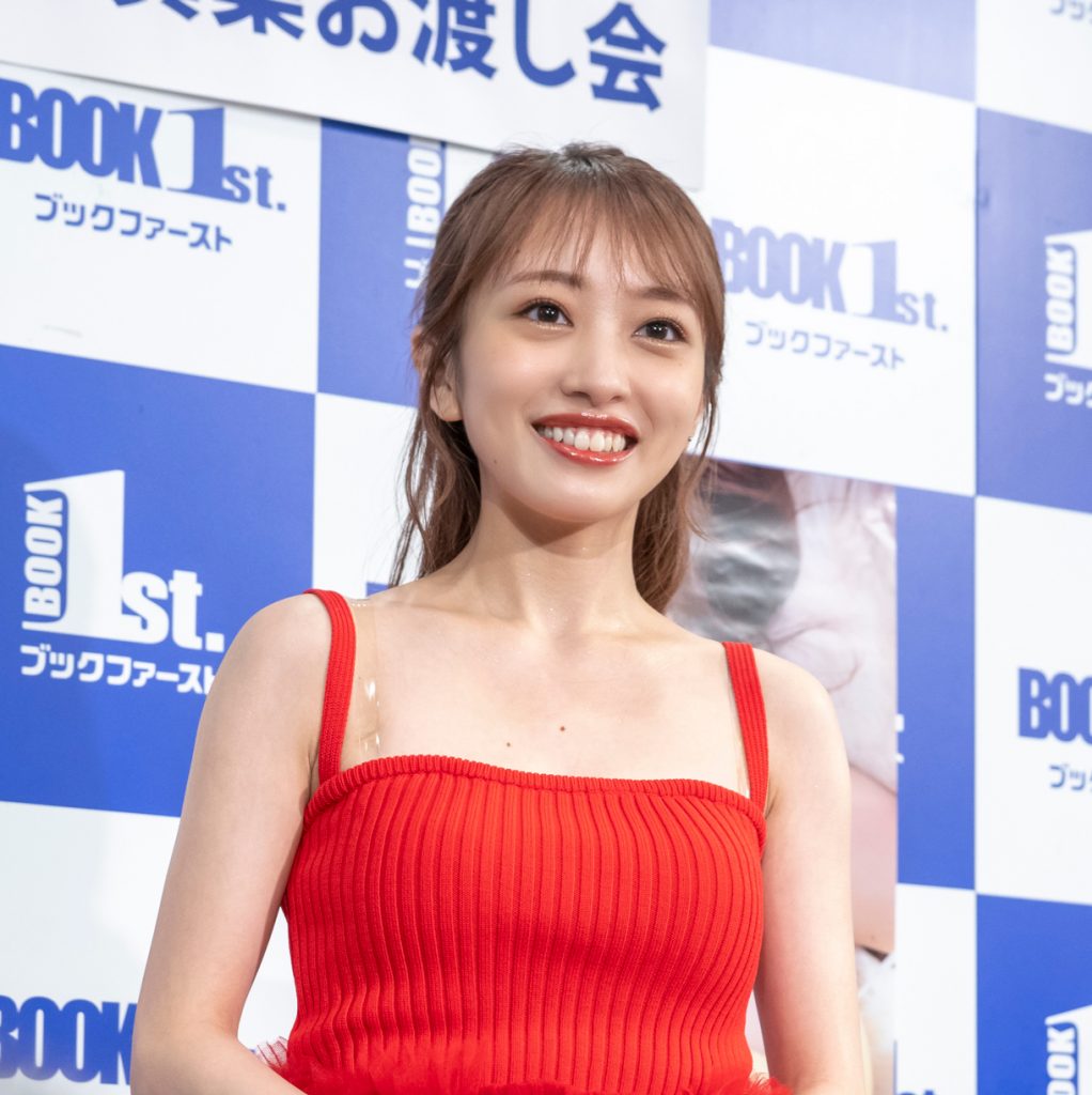 1st写真集「胸騒ぎの正体」発売記念取材会に出席したAKB48向井地美音