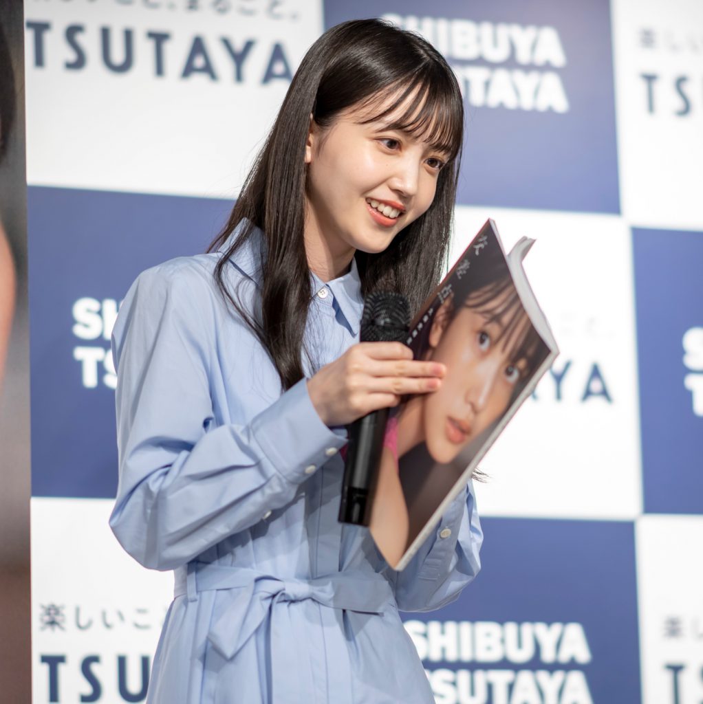 乃木坂46・久保史緒里が1st写真集『交差点』(集英社)発売記念取材会に出席