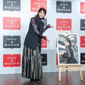 若月佑美、連載＋書き下ろし＆撮り下ろし…スラり美脚も！1stフォトエッセイ発売