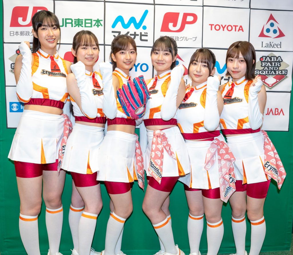 取材に応じた瑚々、藤本沙羅、斉藤里奈、咲田ゆな、麻倉瑞季、三野宮鈴