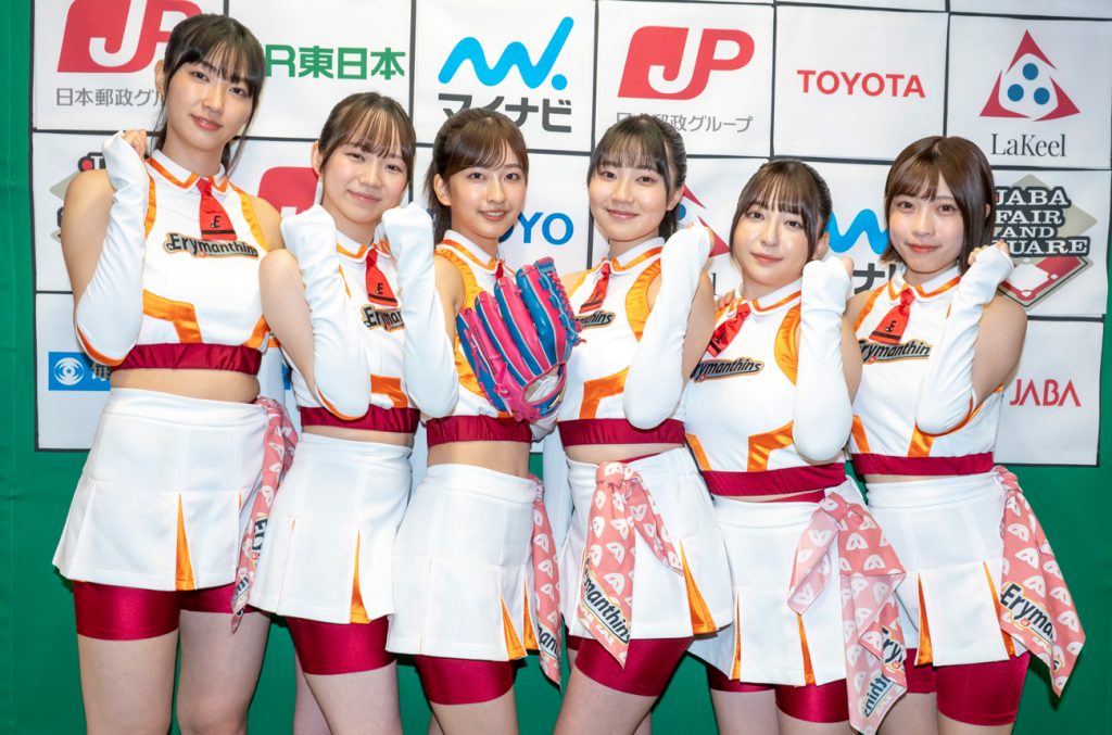 取材に応じた瑚々、藤本沙羅、斉藤里奈、咲田ゆな、麻倉瑞季、三野宮鈴