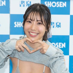 グラビアアイドル鈴木ふみ奈、“表紙衣装”の変型パーカー姿で登壇