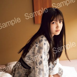 乃木坂46久保史緒里、ぼんやりとした寝起き姿を披露！1st写真集『交差点』より封入特典ポストカード第3弾公開