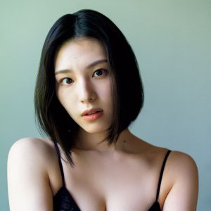 相楽伊織、長い黒髪をバッサリ「週プレPREMIUM」に登場！初水着＆初ランジェリー姿も