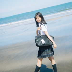 日向坂46上村ひなのソロ写真集「そのままで」より“青春感”あふれる姿など裏表紙カット解禁