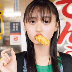 乃木坂46遠藤さくら1st写真集より、イカ天頬張るモグモグショット到着