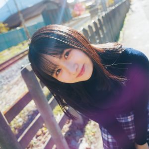 日向坂46上村ひなの、“彼女感”あふれる私服姿＆お茶目なポーズの制服姿披露！ソロ写真集「そのままで」より新カット到着