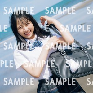 日向坂46上村ひなのソロ写真集よりキラキラした笑顔が印象的な封入特典ポストカード絵柄1種公開