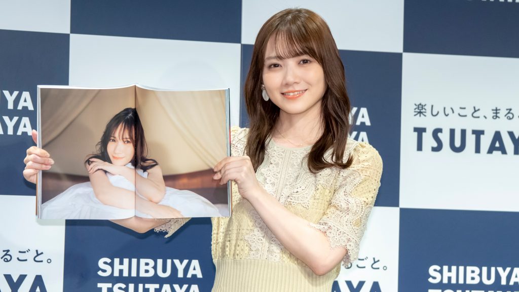 乃木坂46田村真佑が1st写真集「恋に落ちた瞬間」出版記念会見に出席