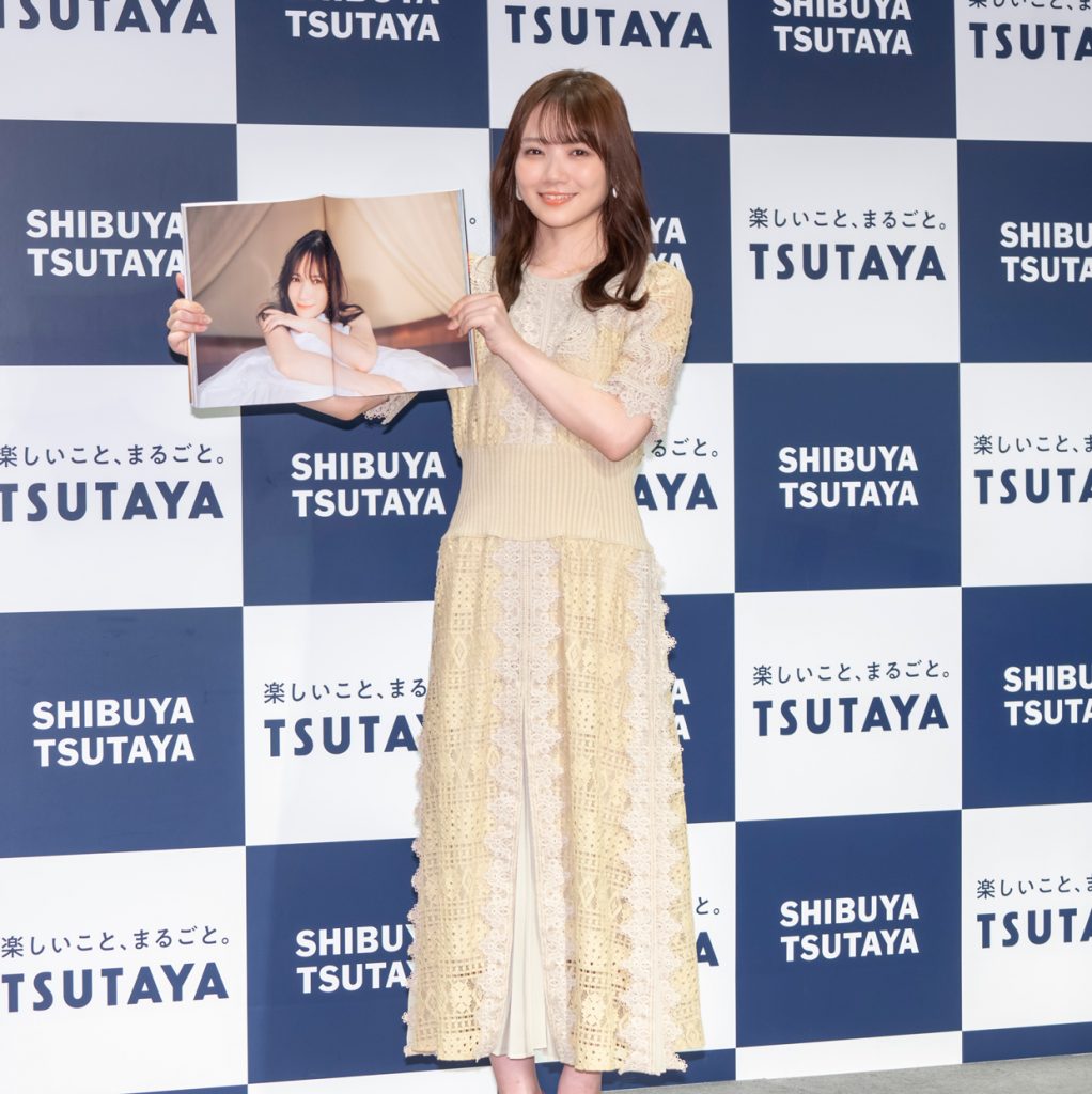 乃木坂46田村真佑が1st写真集「恋に落ちた瞬間」出版記念会見に出席