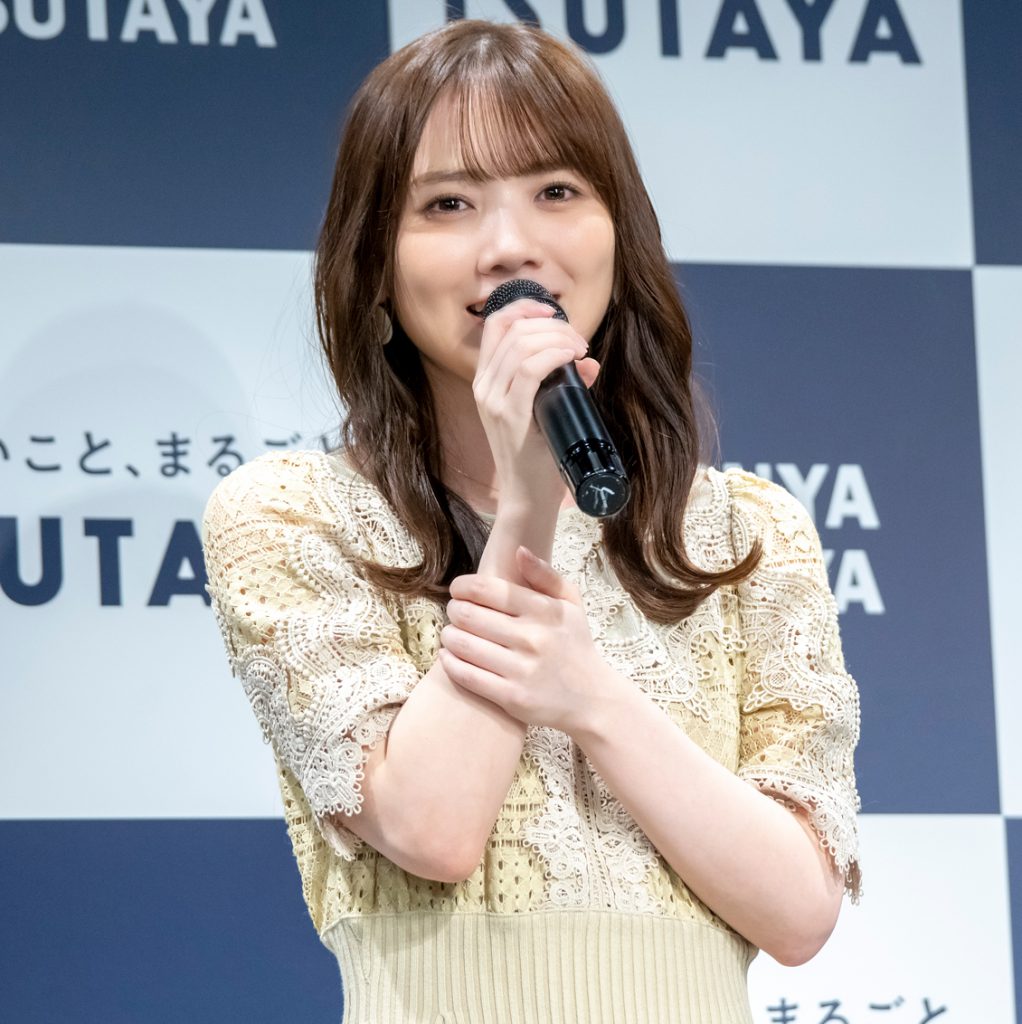 乃木坂46田村真佑が1st写真集「恋に落ちた瞬間」出版記念会見に出席