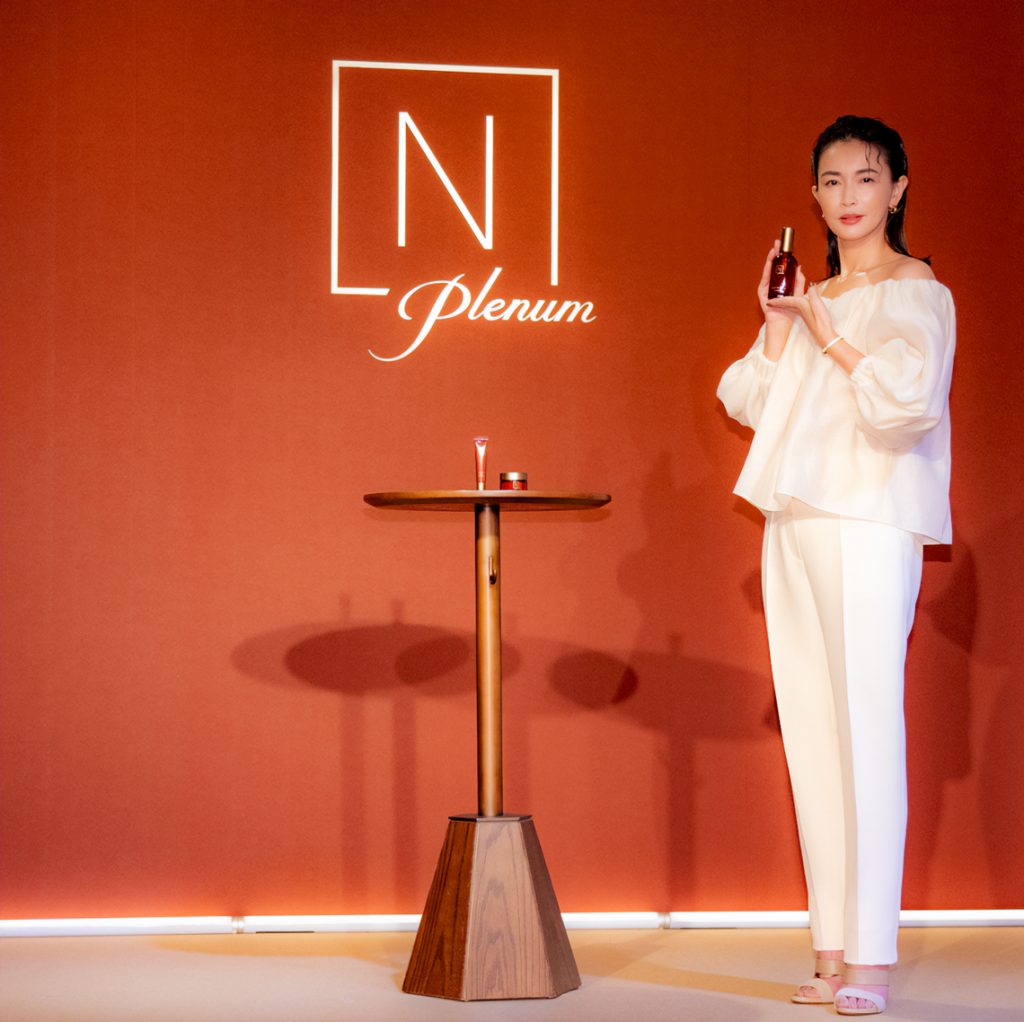 「N organic Plenum」新シリーズ発表会に出席した長谷川京子