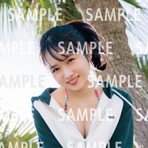 日向坂46上村ひなの、“海デート”気分が味わえる水着＋パーカー姿を披露