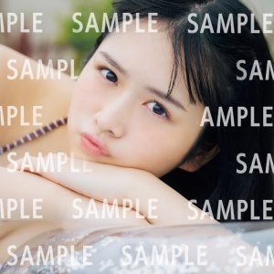 日向坂46上村ひなのソロ写真集より“特典ポストカード”最後の絵柄解禁！ブラウンの水着と大人っぽい表情に注目