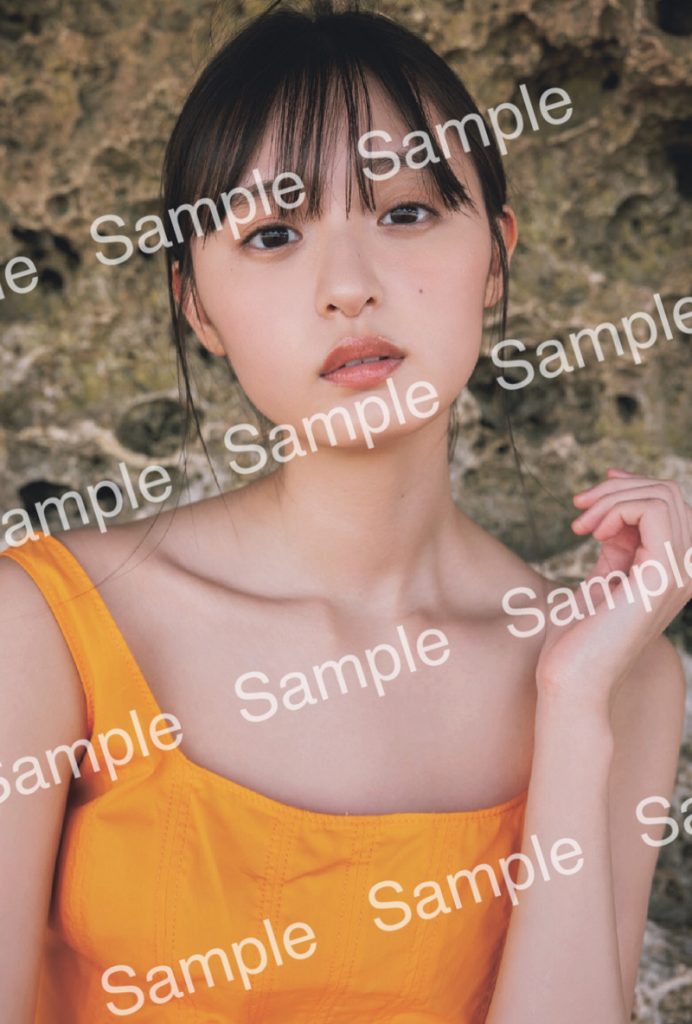 乃木坂46遠藤さくら1st写真集「可憐」(集英社)より封入特典ポストカード2