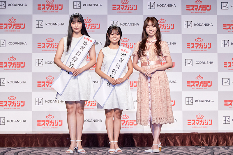 「ミスマガジン2023　審査員特別賞」加藤綾乃(左)＆吉井しえる(右)、プレゼンターの藤本沙羅