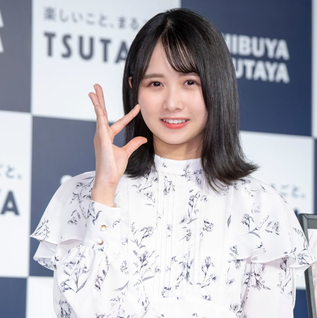 ソロ写真集「そのままで」発売記念SHOWROOM配信を行った日向坂46・上村ひなの