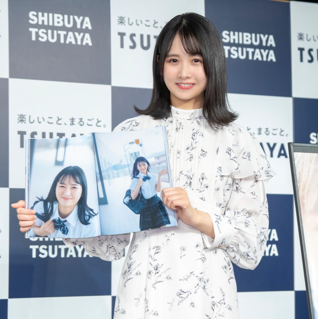 日向坂46・上村ひなのがソロ写真集「そのままで」発売記念記者会見に登場