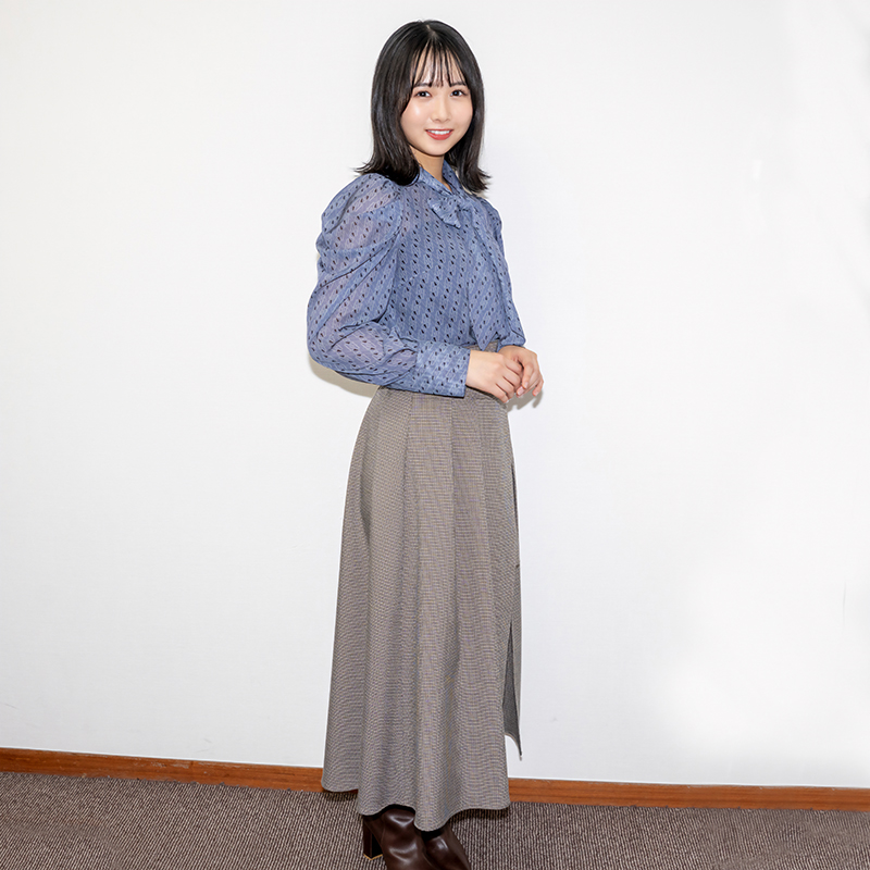 ソロ写真集発売を記念しインタビューに応じた日向坂46・上村ひなの