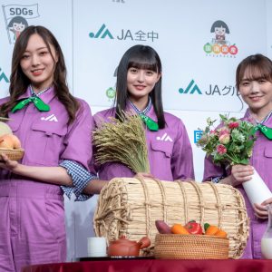 乃木坂46梅澤美波・遠藤さくら・田村真佑、グループカラーのつなぎ姿で登壇「このまま畑に出られる」