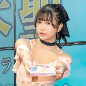 グラビアアイドル鈴木聖「ゴールドの水着を着て、少し濃いめのメイクをして撮影」印象的なシーンを明かす