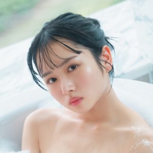 日向坂46上村ひなのソロ写真集より貴重な“お風呂カット”解禁