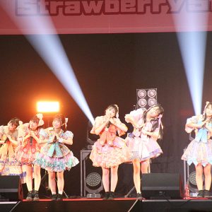 【＠JAM】FES☆TIVE、ファンとの“お祭り騒ぎ”で駆け抜けた多幸感いっぱいのストロベリーステージ