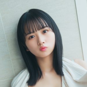 日向坂46上村ひなの、初の“空色”ランジェリー姿解禁