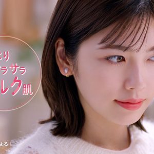 小芝風花、“セルフィー”撮影を楽しむ…カメラをのぞき込むキュートな姿も