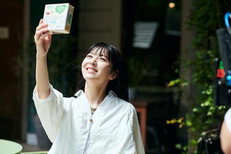 ロッテ ガーナチョコレート「グリーンガーナ」新CMに出演する浜辺美波