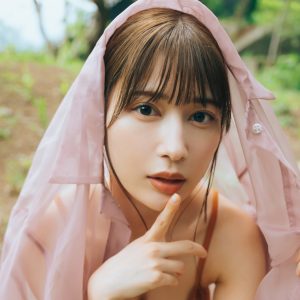 グラビアアイドル雪平莉左、3種の水着とボディースーツで魅了