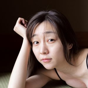 須田亜香里、朝起きてすぐのすっぴんランジェリー姿を披露！フォトエッセイ『がんこ』より新カット解禁