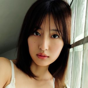 “ミス週刊少年マガジン”斉藤里奈、キュッと引き締まったウエストラインを爽やかに披露