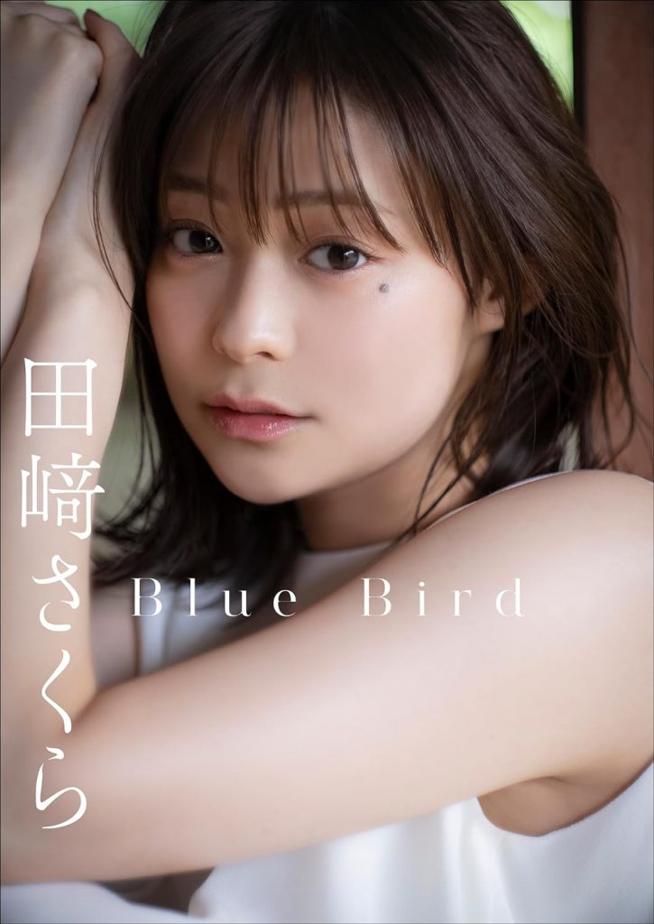 田崎さくらデジタル写真集「Blue Bird スピ/サン グラビアフォトブック」より