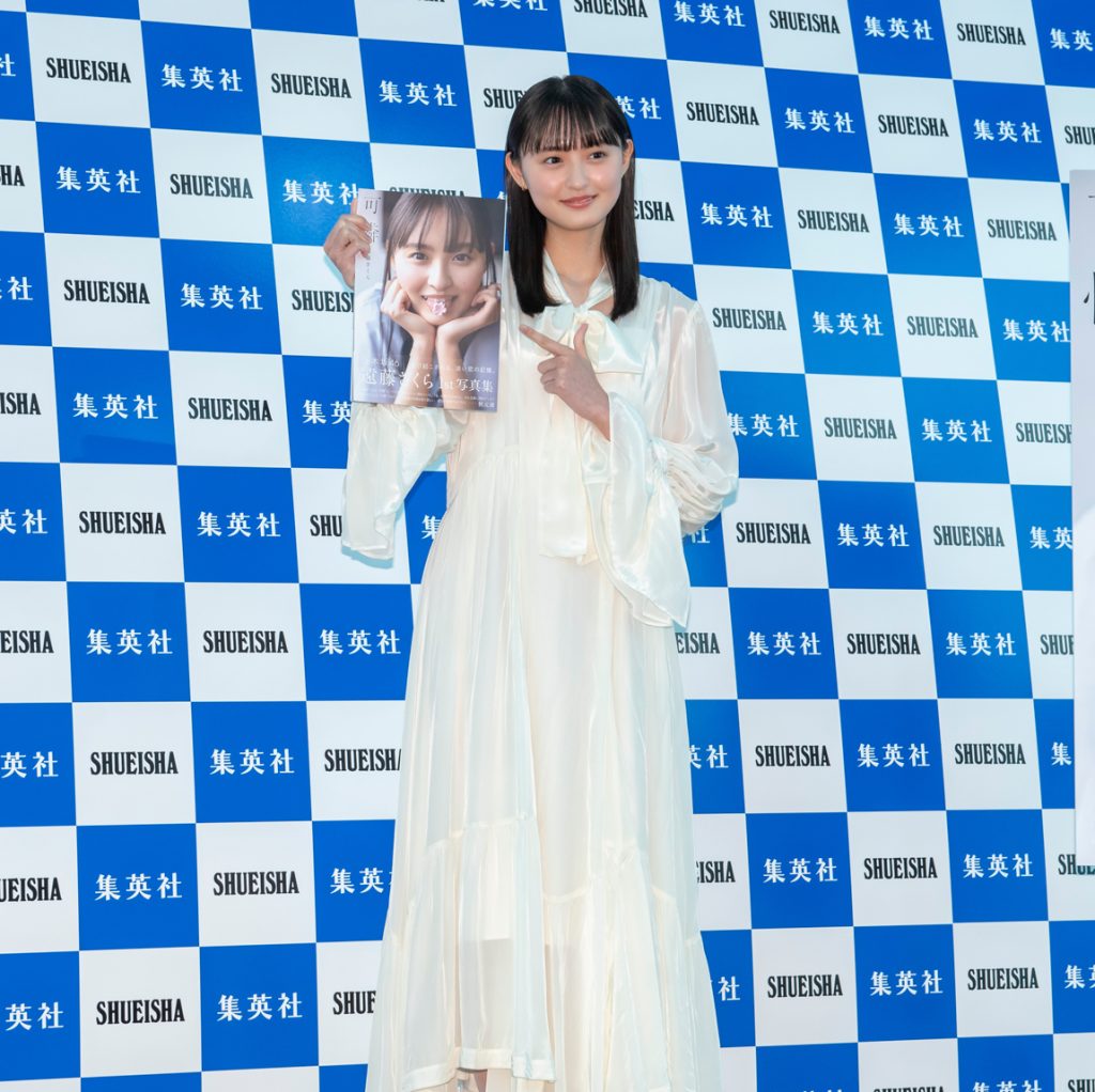 乃木坂46・遠藤さくらが1st写真集「可憐」(集英社)発売記念記者会見に出席