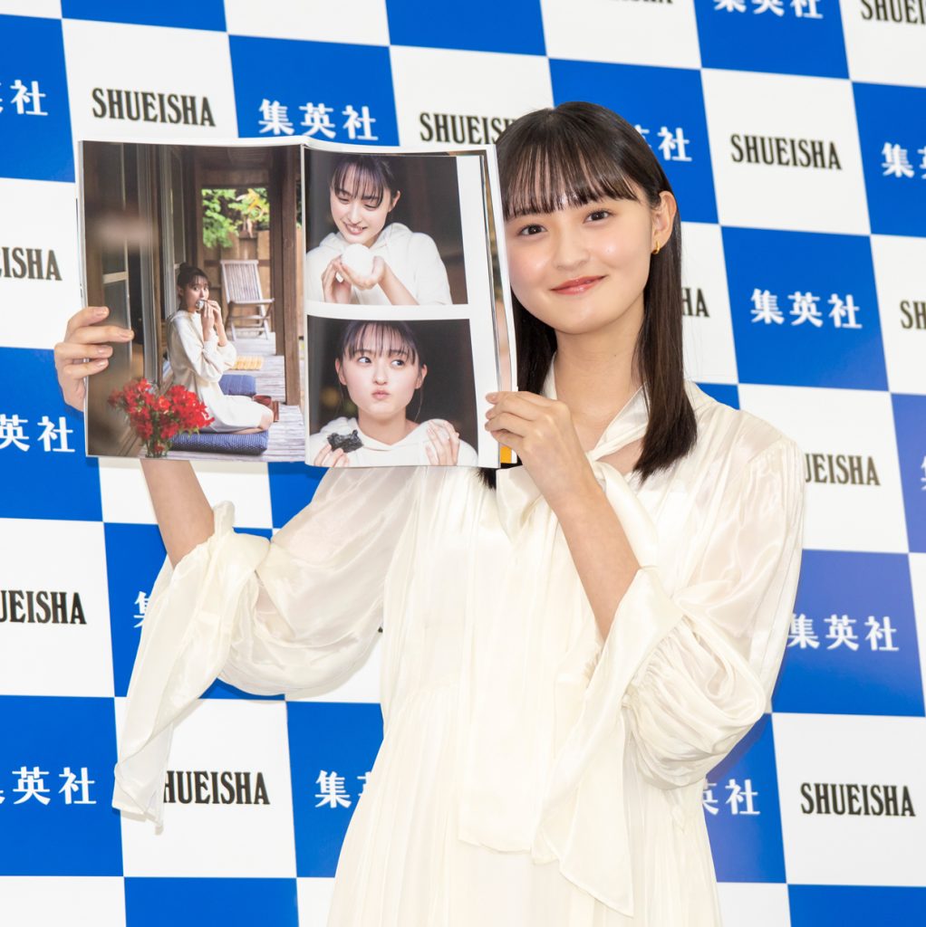 乃木坂46・遠藤さくらが1st写真集「可憐」(集英社)発売記念記者会見に出席