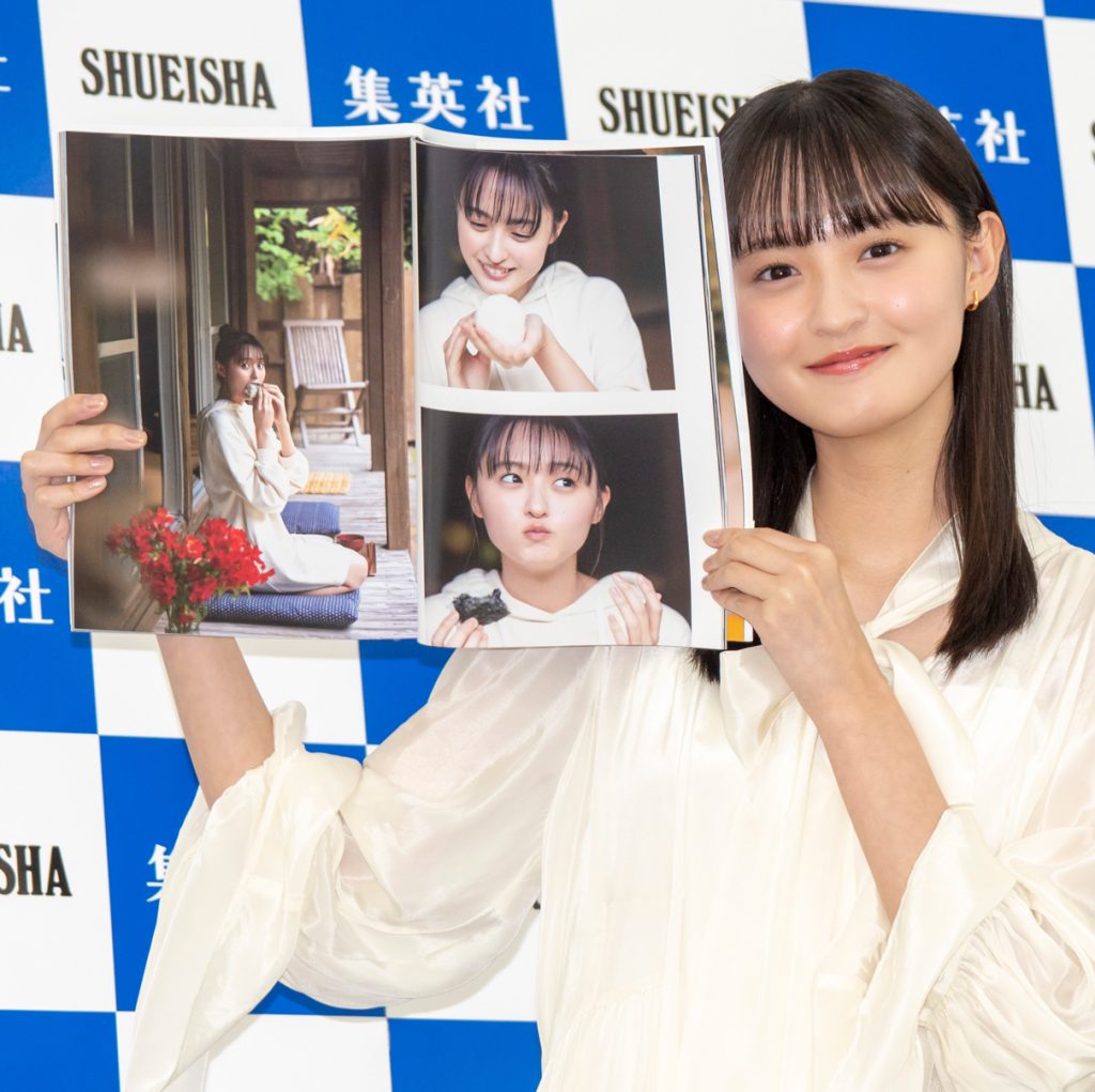 1st写真集「可憐」(集英社)発売記念記者会見に出席した乃木坂46・遠藤さくら