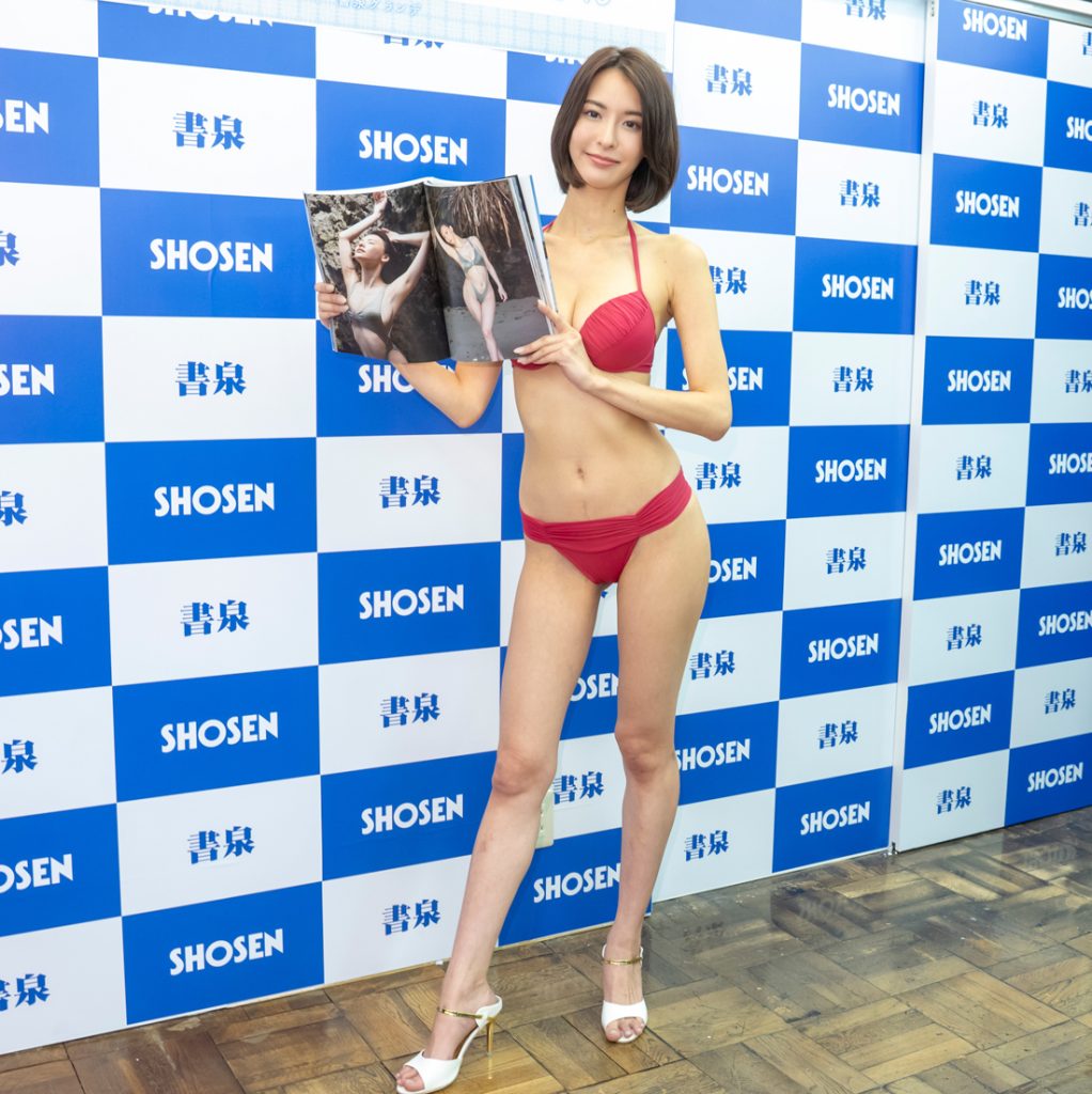 奈月セナ写真集「senaism」発売記念取材会より